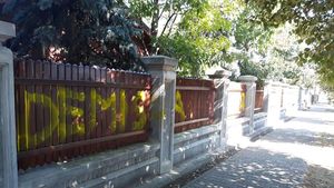 FOTO Conacul lui Liviu Dragnea din Alexandria, vandalizat. Pe gard a apărut mesajul DEMISIA scris cu vopsea galbenă