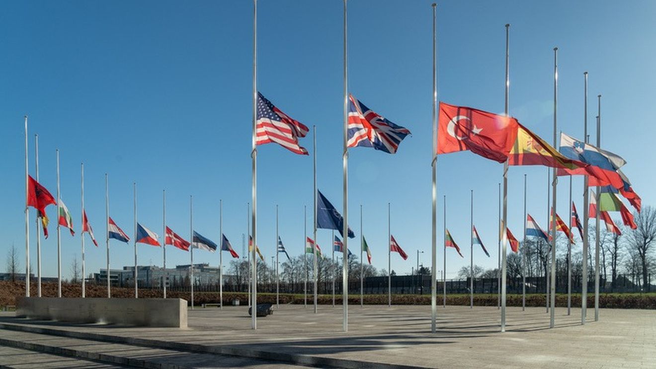 Drapelele NATO, la jumătate de catarg în urma cutremurului din Turcia