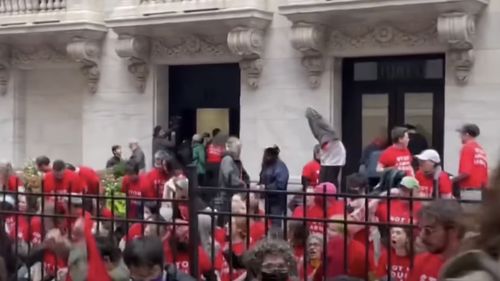 Manifestanţi evrei pro-palestinieni au luat cu asalt Trump Tower la New York şi au cerut o ”Palestină liberă” / 98 de persoane au fost arestate / ”Ca evrei de conştiinţă, noi ne cunoaştem istoria”