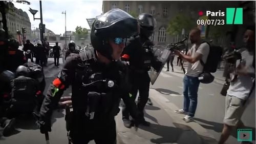VIDEO Protestatarii sfidează interdicția polițiștilor și continuă manifestațiile în Paris, declanșate de împușcarea mortală a unui adolescent în timpul unui control rutier