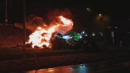 VIDEO Agricultori manifestează în Olanda blocând autostrăzi şi aprinzând focuri