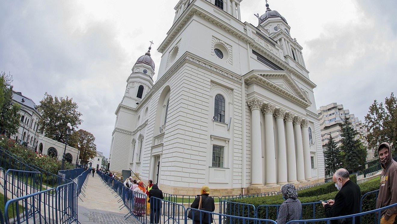Presiuni majore ale Bisericii Ortodoxe pentru pelerinaj în plină pandemie. Cum s-a comportat Biserica Catolică în cazul pelerinajului de la Şumuleu Ciuc