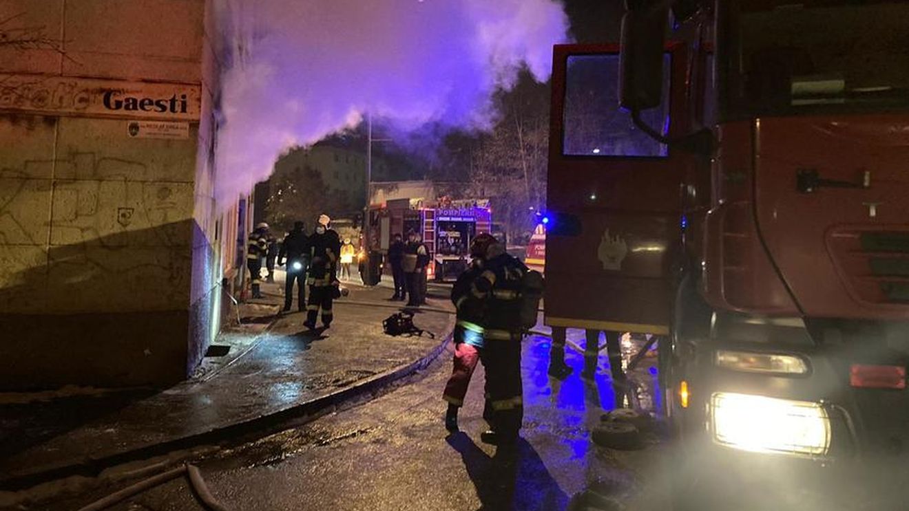 Peste 20 de locatari ai unui bloc din Sfântu Gheorghe, evacuaţi după ce un incendiu a izbucnit într-un atelier de reparaţii/ Pompierii au scos 5 butelii care prezentau pericol de explozie