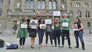 FOTO Cum l-a primit un grup de români pe Liviu Dragnea în timpul vizitei în Elveția