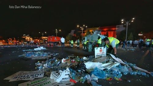 VIDEO Membrii comunității #Rezistența și Geeks for Democracy au strâns gunoiul rămas după mitingul PSD