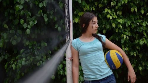 Tabără de terapie prin volei la Braşov / Încercăm să-i ajutăm să înţeleagă ce importanţă au emoţiile şi cum anume la pot regla”