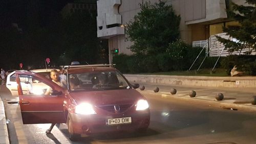 Noi bâlbe ale autorităților într-o situație de criză: Un martor la o agresiune petrecută în centrul Capitalei a sunat la 112, dar spune că forțele de ordine au ajuns după câteva zeci de minute, fără a ști ce trebuie să facă / Poliția Capitalei: Au fost depistate persoanele implicate, victima nu depune plângere