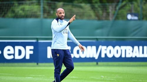 Fostul mare fotbalist francez Thierry Henry va fi primul purtător al torţei olimpice în 14 iulie, la Paris