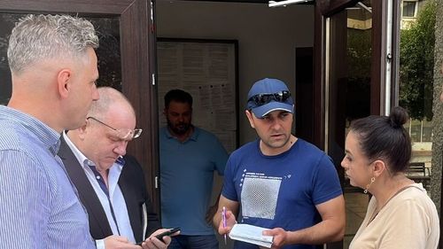 UPDATE Acuzații de filaj, ”poliție politică” și campanie electorală în pre-ziua votului: Un deputat USR și primarul Bacăului spun că membri ai ADU ar fi fost hărțuiți / Polițiștii anunță cercetări după ce legea privind campania ar fi fost încălcată
