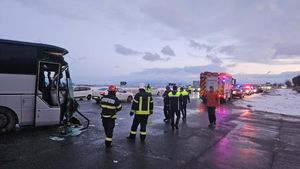 Un microbuz în care se aflau zece persoane, răsturnat pe DN 1, la ieşirea din Codlea/ Primele informaţii arată că sunt patru persoane rănite