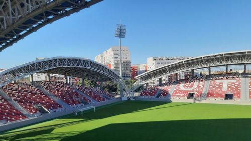 14 milioane de euro a cheltuit administrația locală Arad pentru reconstrucția stadionului municipal. Noua arenă „Francisc Neuman” a fost inaugurată joi