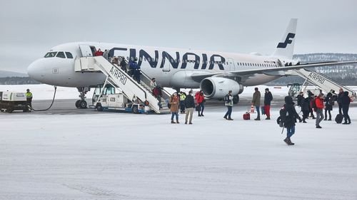 Zboruri anulate sau deviate de pe Aeroportul Otopeni din cauza zăpezii abundente