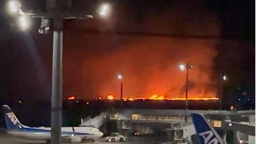 Un avion al Japan Airlines este în flăcări pe pista aeroportului Haneda din Tokyo
