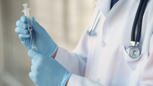 Medic de familie din Reșița, cercetat pentru vaccinări fictive / E suspectat de înşelăciune şi fals informatic