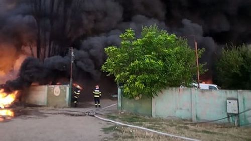 VIDEO Incendiu puternic la un depozit de deşeuri plastice reciclabile din Salonta