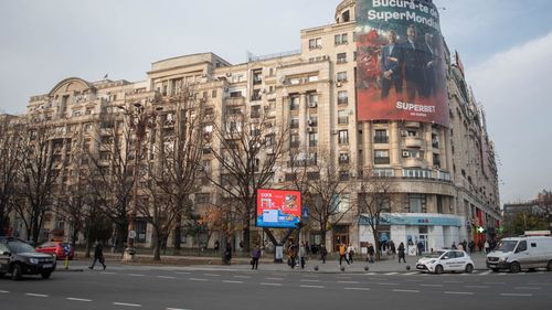 Sub presiune publică pentru interzicerea totală a publicității la pariuri, compania de pariuri Superbet anunță că va renunța la o parte din publicitatea stradală / Compania vrea să se listeze la bursă