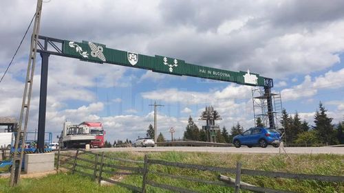 Poartă bucovineană înaltă de 7 metri, instalată în Pasul Tihuța. ”Avem un nou simbol, aflat într-un peisaj impresionant”