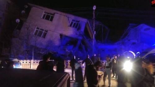 VIDEO 500.000 de oameni au resimțit puternic cutremurul de 6,8 grade din estul Turciei, în urma căruia au murit cel puțin 4 oameni. Zeci de clădiri s-au prăbușit/ Un alt cutremur puternic a zguduit ieri vestul și centrul Turciei