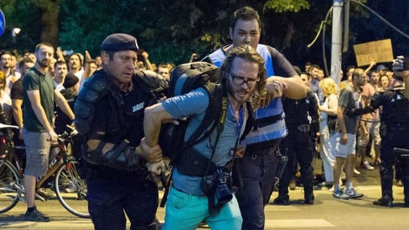 VIDEO Imagini dramatice din momentul în care ziaristul german Paul Wagner e săltat de jandarmi la protestul din Piața Victoriei