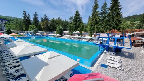 S-a deschis noul sezon estival din staţiunea Geoagiu Băi / Apele termale de aici sunt cunoscute încă de pe vremea romanilor