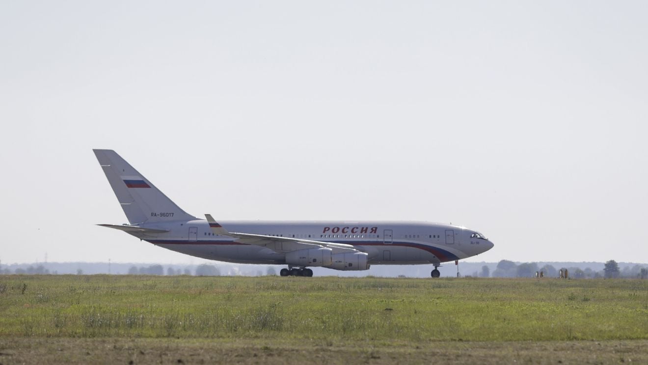 Avionul rusesc a aterizat la București, pentru a-i prelua pe cei 40 de diplomați ruși care au fost expulzaţi din România