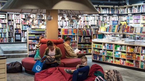 VIDEO Cum este să fii tânăr scriitor, azi? Adriana Grigore: „Este greu uneori să găsești tăria să vii de la muncă și să te apuci de scris”/ „Am impresia că sunt mult mai mulți tineri care citesc foarte mult”