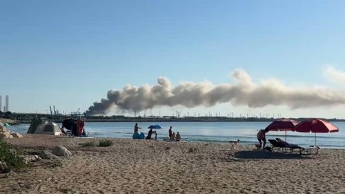 Mesaj RO Alert pentru degajări de fum trimis locuitorilor din Agigea, după un incendiu de gunoi și fier vechi în Portul Constanța / Norul de fum, observat de pe plaja din Eforie Nord