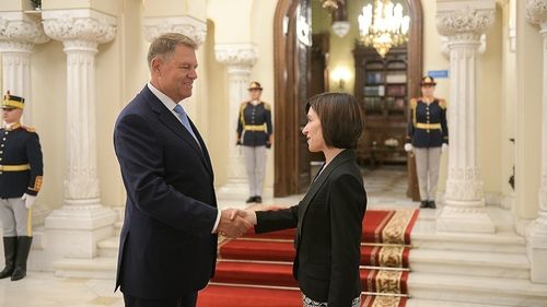 Președintele Republicii Moldova, Maia Sandu, se întâlnește marți cu Klaus Iohannis la București. E de așteptat reluarea finanțării din partea României