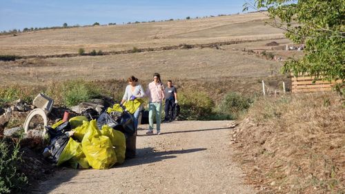 Cristina, o tânără nevăzătoare din Alba Iulia, exemplu de implicare civică: a strâns alături de voluntari gunoaiele din oraș / Voluntarii au strâns aproape 200 de saci de gunoaie din municipiu