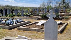 Un bărbat i-a dus soţiei crucea de la mormântul mamei ei pentru a se răzbuna că a plecat de acasă / Este anchetat pentru profanare de morminte