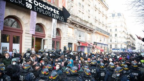 Poliţia a evacuat sute de migranţi refugiaţi de luni de zile într-un teatru din Paris