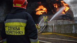 FOTO Pompierii ucraineni se luptă cu incendiul izbucnit la depozitul de petrol din Rivne / Rușii l-au lovit cu o rachetă în 28 martie