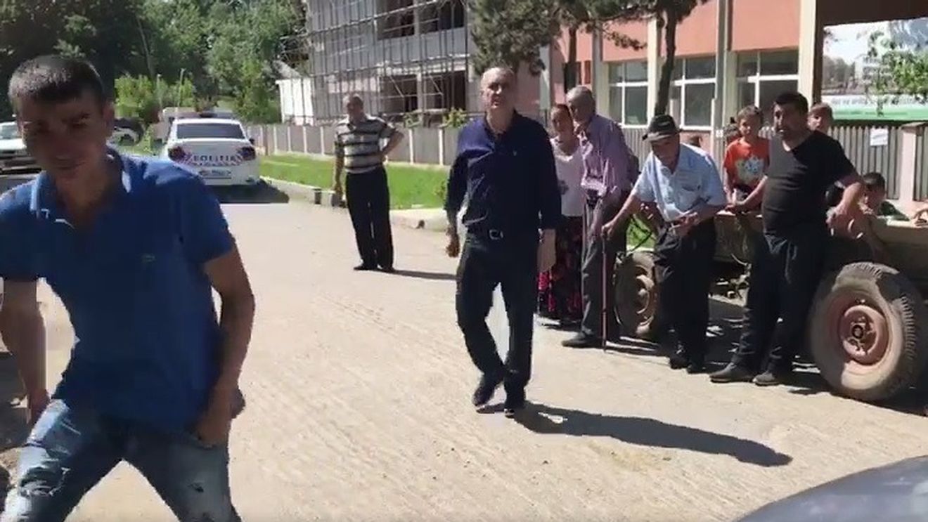 Cum a ajuns un primar giurgiuvean să acuze de abuz un observator care fusese lovit în fața secției de vot