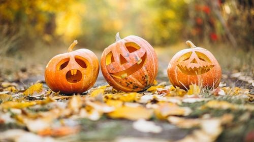 Halloween-ul - sărbătoare precreştină creată de celți - se ținea la sfârşitul toamnei (după recoltat) şi marca intrarea într-un nou an