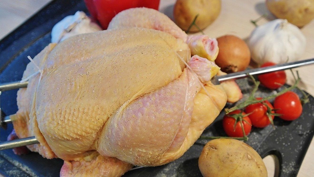 Guvernul Rusiei elimină taxele la import pentru carnea de pui, cu scopul de a coborî prețurile