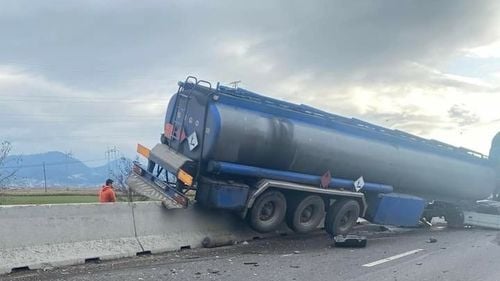 O cisternă urcată pe parapetul despărțitor a blocat centura Brașovului