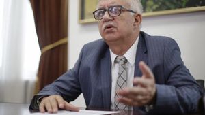 Augustin Zegrean, fost președinte al CCR, și-a depus candidatura pentru șefia Consiliului Legislativ. El îl are ca principal contracandidat pe autorul OUG 13, Florin Iordache