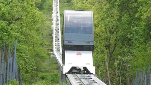 VIDEO Telecabina care urcă în Cetatea Devei, pusă în funcţiune vineri, s-a defectat sâmbătă/ Explicaţiile primarului: ”Ieri mi s-a umplut sufletul de bucurie”