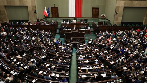 Guvernul polonez adoptă proiecte de lege care limitează parţial dreptul la azil şi emiterea de vize, în scopul combaterii migraţiei ilegale