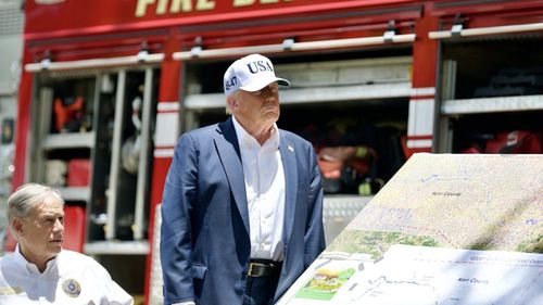 Aflat în regiunea inundată din Texas, Trump respinge criticile la adresa sistemului de alertă / "O persoană foarte rea", a etichetat președintele american o jurnalistă care a întrebat despre deficiențe