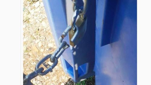 Drumarii bănățeni acuză furturile de pe șosele: dispar containere de gunoi şi stâlpii pentru camerele de supraveghere / Recomandarea polițiștilor a fost ”securizarea cu lanț”