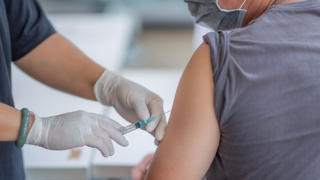 Peste 49.000 de persoane vaccinate anti-COVID în ultimele 24 de ore, 176 de reacții adverse