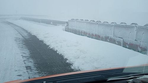 VIDEO Ninge pe Transalpina / Apel al drumarilor către şoferi: Nu vă deplasaţi în zonele montane dacă nu aveţi autovehiculele echipate corespunzător
