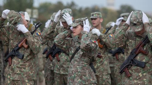 Sondaj Avangarde: 58% dintre români nu sunt de acord cu reintroducerea serviciului militar obligatoriu / Românii nu cred că armata noastră ar face față dacă am fi atacați / 69% dintre români au încredere că NATO va apăra țara noastră