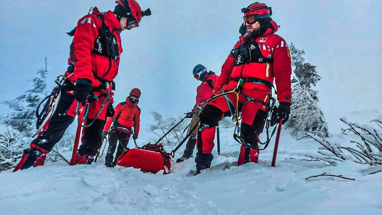 Trei ucraineni blocaţi în Munții Maramureșului / Unul dintre ei este rănit şi nu se mai poate deplasa / Interevin salvamontiştii şi poliţiştii de frontieră