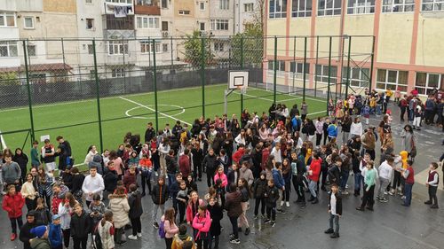 600 de copii au fost evacuați dintr-o școală din Botoșani din cauza unei lămpi care a ars/ Patru echipaje de pompieri au intervenit/ Școala are autorizație de securitate la incendiu