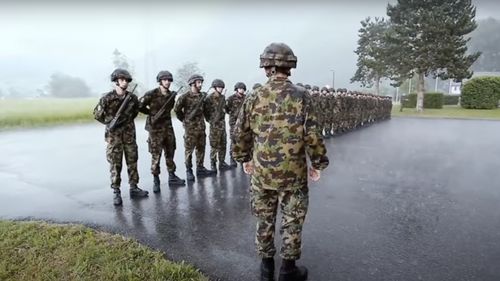 Elveţia intenţionează să facă serviciul militar obligatoriu şi pentru femei