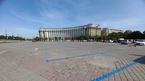 FOTO Parcările cu plată ale Primăriei Capitalei stau goale, străduţele secundare şi intersecţiile sunt sufocate de maşinile parcate neregulamentar / Cum ar putea fi descurajate astfel de practici