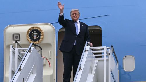 Totul la coșul de gunoi. Delegația lui Donald Trump a aruncat toate obiectele chinezești înainte de a se îmbarca la bordul Air Force One, la finalul vizitei în China