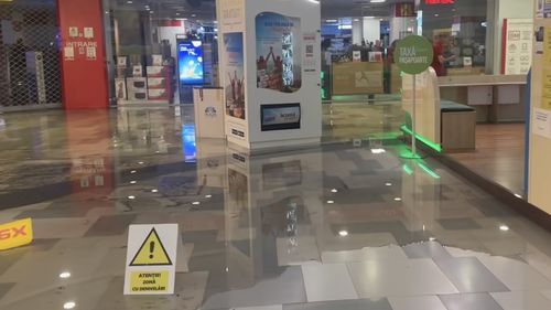 VIDEO Mall-ul Plaza, evacuat complet după ce a fost inundat de furtuna care s-a abătut asupra Capitalei